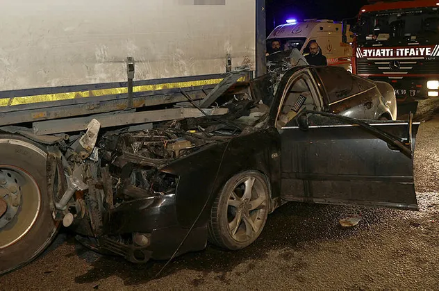 Kuzey Marmara Otoyolu'nda korkunç kaza! Aşırı süratli araç TIR'a arkadan çarptı: 2 ağır yaralı