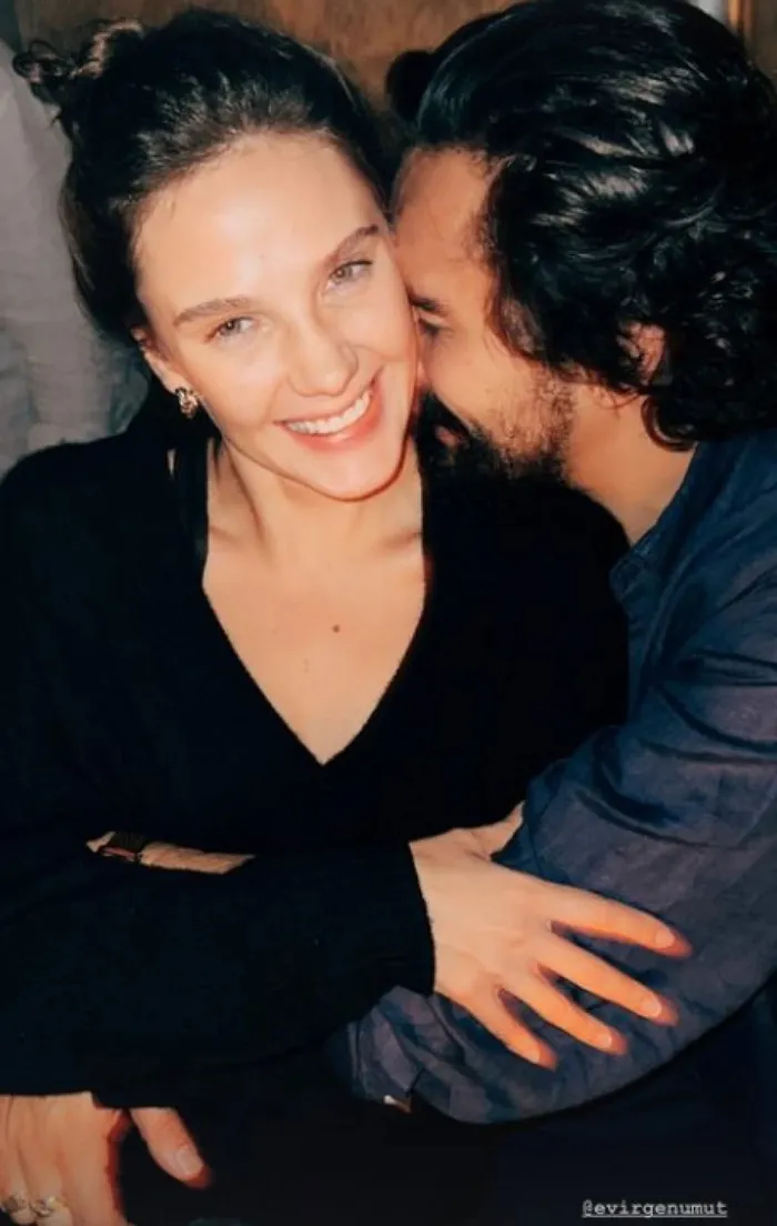 serenay-sarikaya-ve-mithat-can-ozerin-kara-gecesi-umut-evirgen-ve-alina-bozun-dugununden-ilk-goruntuler-ortaya-1701539639157.jpeg