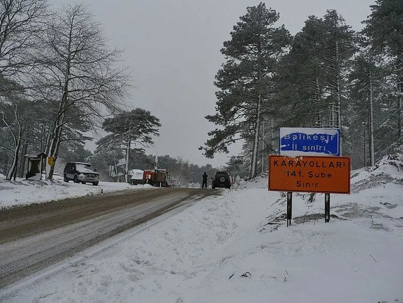 Balıkesir'in Edremit ve Çanakkale'nin Yenice ilçelerini Kazdağları'ndan geçerek birbirine bağlayan kara yolunda, sürücüler kar nedeniyle güçlükle ilerledi.