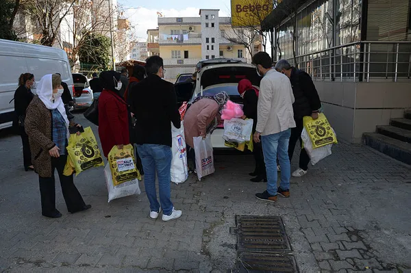 batmanda-250-yetim-cocuk-hediyelerle-sevindirildi-en-guzel-hediyemizi-vucudu-yanmis-olan-bir-kiz-kardesimize-verdik-1613315375960.jpg Batman'da 250 yetim çocuk hediyelerle sevindirildi: En güzel hediyemizi vücudu yanmış olan bir kız kardeşimize verdik-2