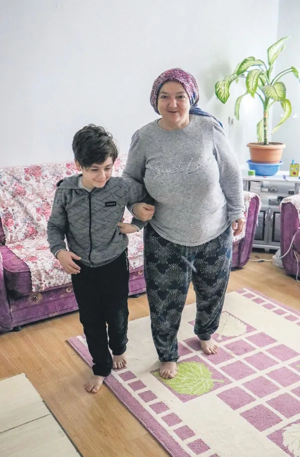 Küçük adamın büyük vefası: 10 yaşındaki Atacan babasının kapı dışarı ettiği annesinin eli ayağı oldu-2