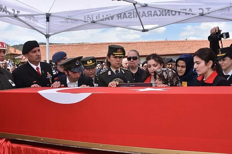 Şehit İstihkam Uzman Çavuş Özen'in cenazesi, Afyonkarahisar'da son yolculuğuna uğurlandı. (AA)