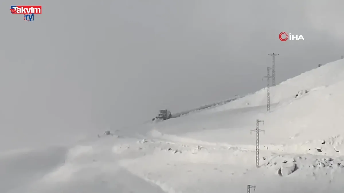 Şırnak'ta kar esareti: Beyaz örtü yarım metreyi geçti