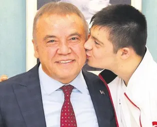 CHP’li Muhittin Böcek, down sendromlu sporcuyu siyasete malzeme yaptı, daha sonra yüzüne bile bakmadı!