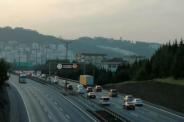 TEM'de bayram yoğunluğu erken başladı! Trafik kilitlendi