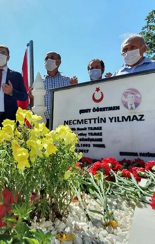 PKK'lı teröristlerce katledilen şehit öğretmen Necmettin Yılmaz kabri başında anıldı