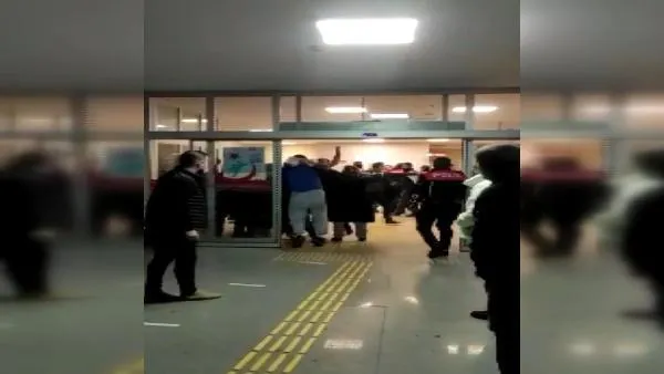 Öğrencilerin kavgasına aileler de karıştı: Bir kadın hastane önünde silahla vuruldu!-3