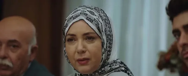 37-bolum-2-fragman-kizilcik-serbetinde-doganin-plani-ortaya-cikti-fatihin-ipligini-pazara-cikarmisti-bu-kez-gi-1698662385314.jpg 37. Bölüm 2. Fragman: Kızılcık Şerbeti'nde Doğa'nın planı ortaya çıktı! Fatih'in ipliğini pazara çıkarmıştı! Bu kez gizlice...-3