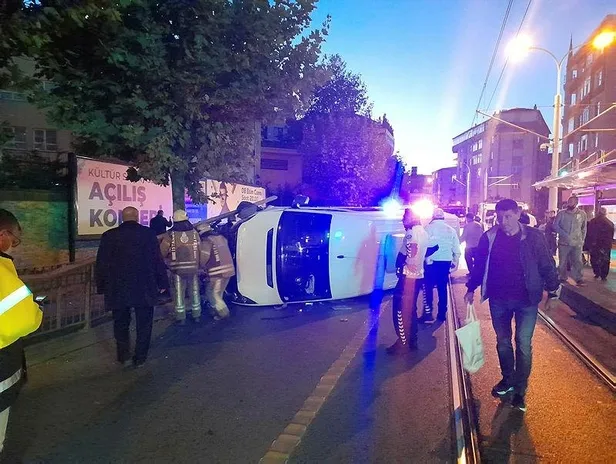 İstanbul Güngören'de servis aracı tramvay yoluna devrildi-4