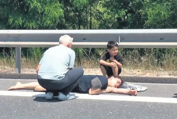 Kazada yaralanan annesinin başında ağlayarak bekledi