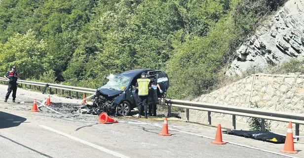 Sağlıkçıları taşıyan araç feci kazaya karıştı!