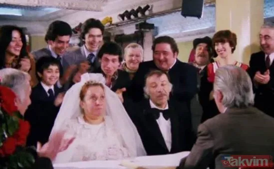 Yeşilçam'da Münir Özkul ve Adile Naşit'in efsane filmi Neşeli Günler'de inanılmaz hata! Filmin ortasında set çalışanının... - 3