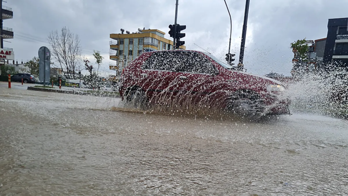 Meteoroloji’den 68 il için kuvvetli yağış ve lodos uyarısı! Sıcaklık 6 derece azalacak | 3 Nisan hava durumu