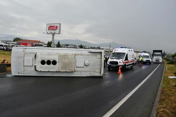 Son dakika: İzmir'de tarım işçileri taşıyan minibüs devrildi: 5 kişi yaralandı-2