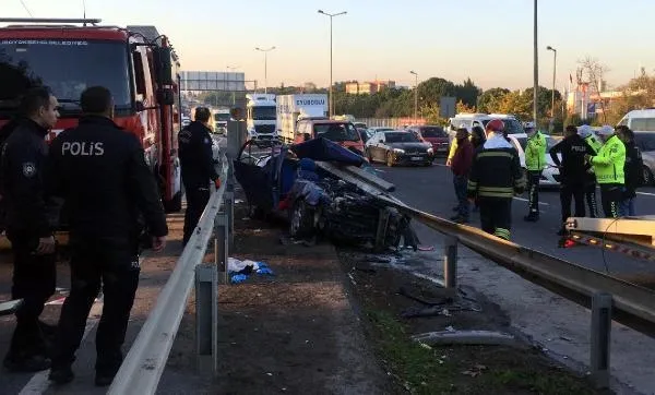 Doğum gününde korkunç ölüm: Bariyerlere saplanan otomobildeki anne ve oğlu öldü, baba yaralı!-4