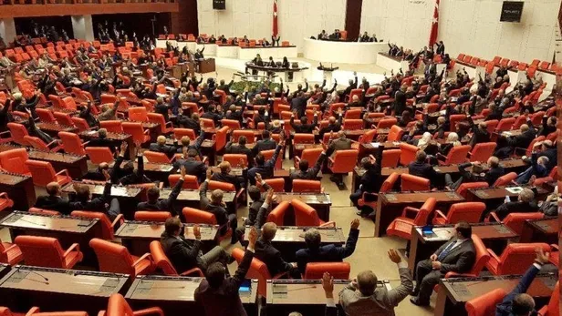 tbmm-genel-kurulu-torba-yasayi-kabul-etti-memurdan-emekliye-ogrenciden-kacak-gecis-yapanlara-kadar-herkesi-ilg-1656794619019.jpeg TBMM Genel Kurulu torba yasayı kabul etti! Memurdan emekliye, öğrenciden kaçak geçiş yapanlara kadar herkesi ilgilendiriyor-4