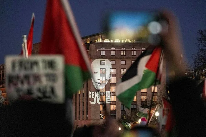 beyaz-saray-onunde-abdye-gazze-mesaji-filistin-yanlisi-protestocular-bidena-kufurler-savurdu-1705241108109.jpeg Beyaz Saray önünde ABD’ye Gazze mesajı! Filistin yanlısı protestocular Biden’a küfürler savurdu-1