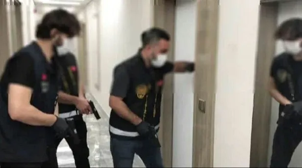 Kadıköy'de park halindeki otomobili çalan şüphelilere yapılan operasyon kamerada-5