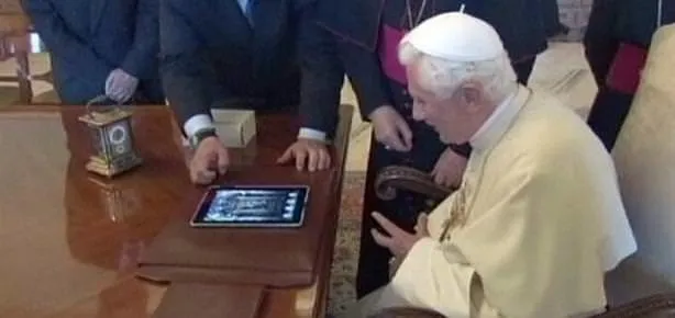 Papa ilk tweetini attı