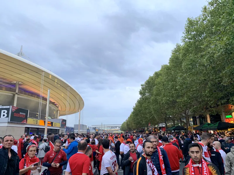 Türk bayrağını alan Stade de France'a koştu! Fransa-Türkiye maçı öncesi renkli görüntüler... - 2