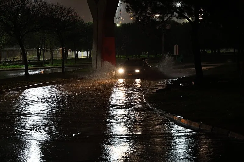 CHP yönetimindeki İzmir'de sağanak yağış sonrası yollar göle döndü-5