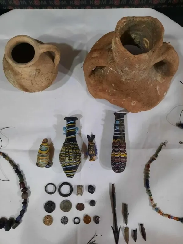 son-dakika-istanbulda-operasyon-237-parca-tarihi-eser-ele-gecirildi-1624691934597.jpg SON DAKİKA: İstanbul'da operasyon! 237 parça tarihi eser ele geçirildi-5