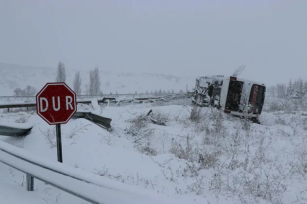 Kütahya'da feci kaza! Yolcu otobüsü devrildi çok sayıda yaralı var