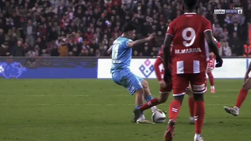 trabzonsporda-hatali-karar-isyani-2-pozisyonu-canli-yayinda-acikladi-1736025886221.jpg Görüntü Bein Sports'ta alınmıştır