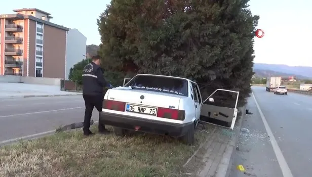 Manisa'da feci kaza! Refüje çıkan araç ağaca çarptı: 1 ölü, 1 ağır yaralı