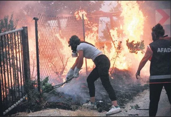 Türkiye, Karabağ'da kardeşlerini yalnız bırakmadı: Azerbaycan ekibi de Ege'de alevlerin üzerine atladı-4
