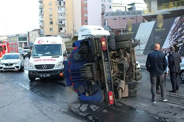 Son dakika: İstanbul Beyoğlu'da temizlik kamyonu devrildi: 2 yaralı