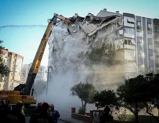 Depremde bir kısmı hasar alan bina kontrollü olarak yıkıldı