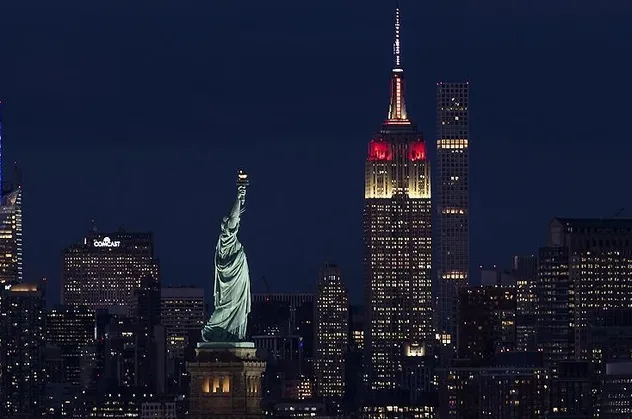 New York'ta Empire State binası Türk bayrağının renklerine büründü