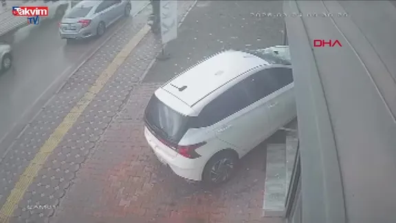 Osmaniye’de kontrolden çıkan otomobil dükkana daldı