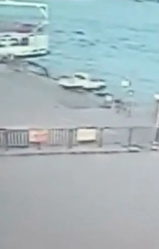Eminönü'nde arabanın denize uçma anı kamerada