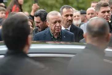 Cumayı kıldı vatandaşlarla sohbet etti