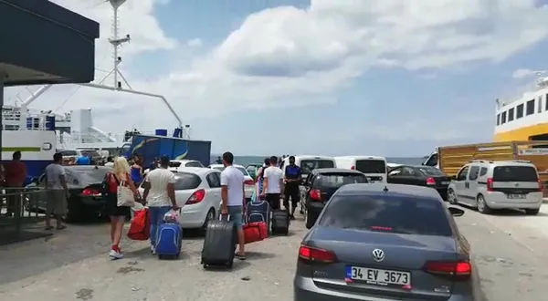 kurban-bayrami-tatilinde-nufusu-5-binden-75-bine-cikan-avsa-adasindan-donuste-trafik-kilitlendi-1627210815165.jpg Kurban Bayramı tatilinde nüfusu 5 binden 75 bine çıkan Avşa Adası'ndan dönüşte trafik kilitlendi-5
