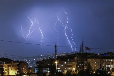 İZLE I Ankara'da sağanak: Yollar göle döndü