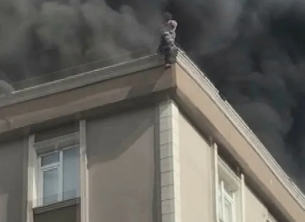 bagcilarda-yangindan-kurtulmak-icin-6-kattan-atlayan-yasli-tamirci-oldu-1619537402884.jpg Bağcılar'da yangından kurtulmak için 6. kattan atlayan yaşlı tamirci öldü-3