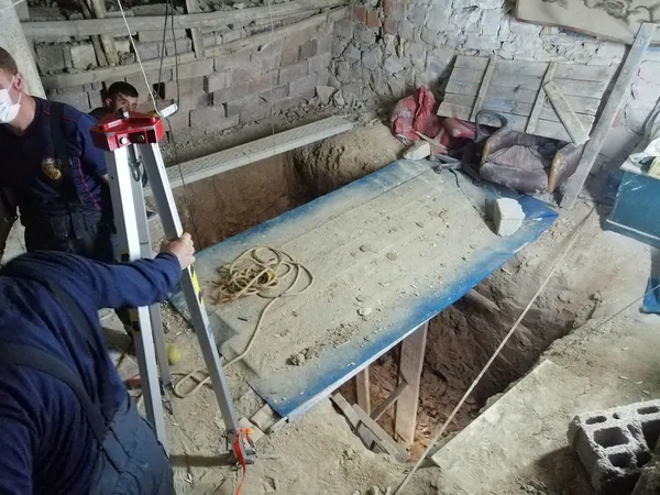 evinin-altinda-define-ararken-gocuk-altinda-kaldi-2-katli-ev-ise-cokme-endisesiyle-bosaltildi-1623611787444.jpg Evinin altında define ararken göçük altında kaldı! 2 katlı ev ise çökme endişesiyle boşaltıldı-4