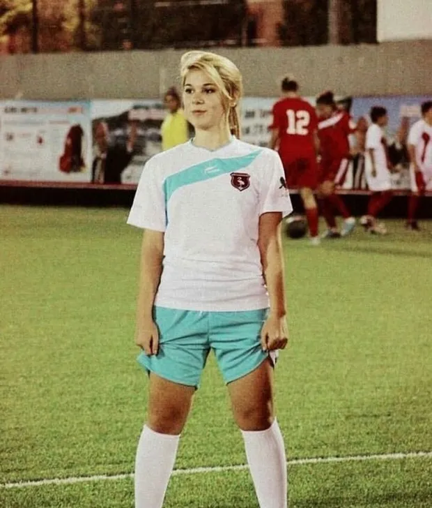 Survivor yarışmacısı Sancakay çıka çıka bakın kim çıktı yoksa torpilli mi ! Survivor'ın sarışın güzeli meğer ünlü teknik direktörün...-8