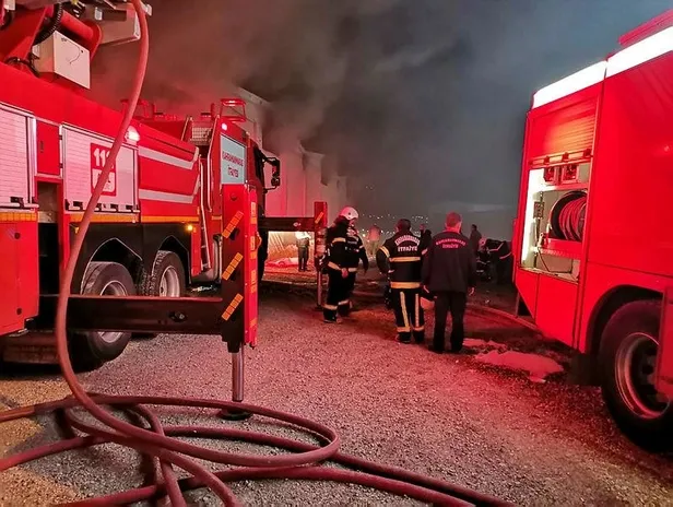 kahramanmarasta-fabrika-yangini-korku-dolu-anlar-1652853580953.jpeg Kahramanmaraş'ta fabrika yangını! Korku dolu anlar-1