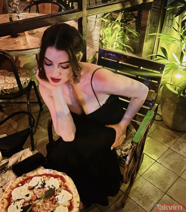 Burcu Özberk'ten önce boylu boyunca göğüs dekoltesi sonra da bikinili poz 'seni çılgın prenses' Dizisi final yaptırılan Burcu... - 5