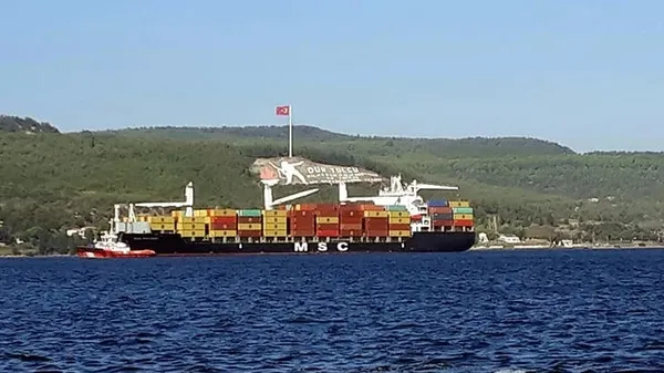Son dakika: Çanakkale Boğazı’nda bir tekne makine arızası yaptı!-1