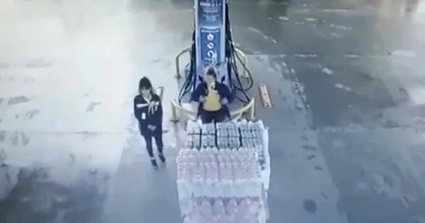 akaryakit-istasyonuna-dalan-kamyonetten-son-anda-kactilar-1623767336507.jpg Akaryakıt istasyonuna dalan kamyonetten son anda kaçtılar-2