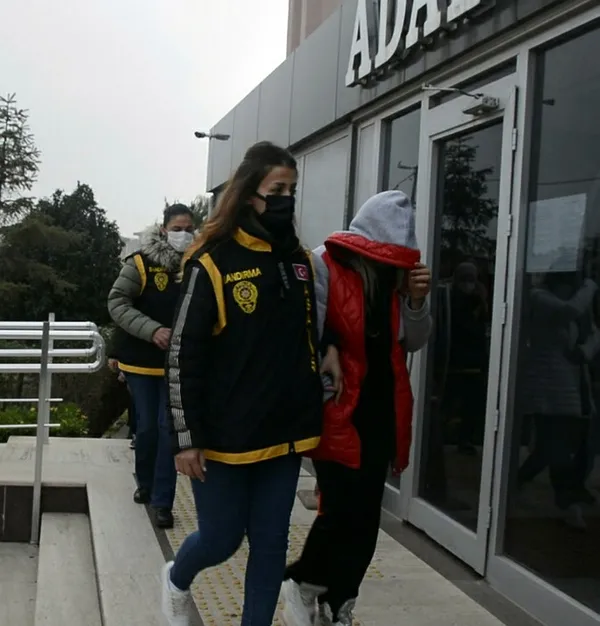 balikesir-bandirmada-masaj-salonlarina-fuhus-operasyonu-8i-kadin-9-kisi-tutuklandi-1636371156527.jpg Balıkesir Bandırma'da masaj salonlarına fuhuş operasyonu: 8'i kadın 9 kişi tutuklandı-2