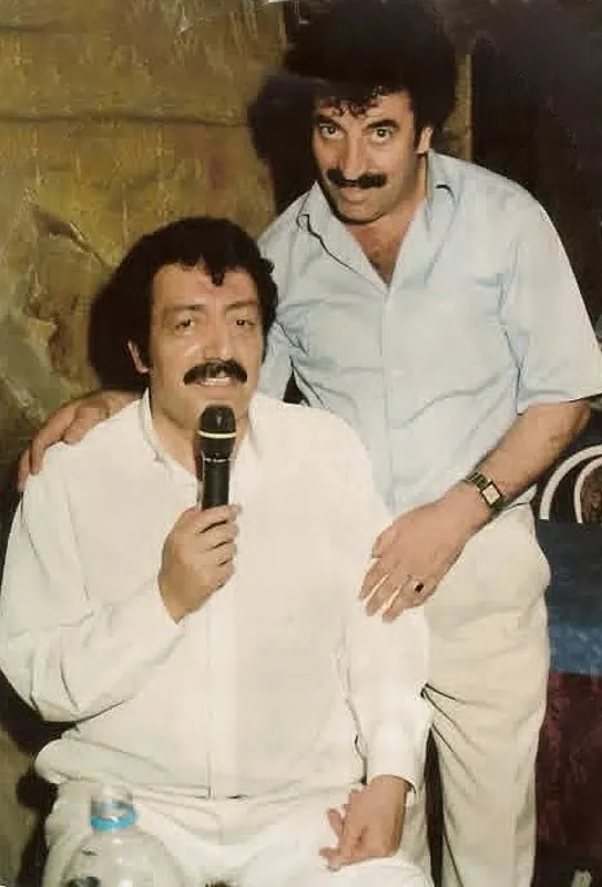 muslum-gursesin-ikizi-kadar-benzeyen-taksici-baki-cicek-gorenleri-sasirtti-1772629611007.jpeg Müslüm Gürses’in ikizi kadar benzeyen taksici Baki Çiçek görenleri şaşırttı-6