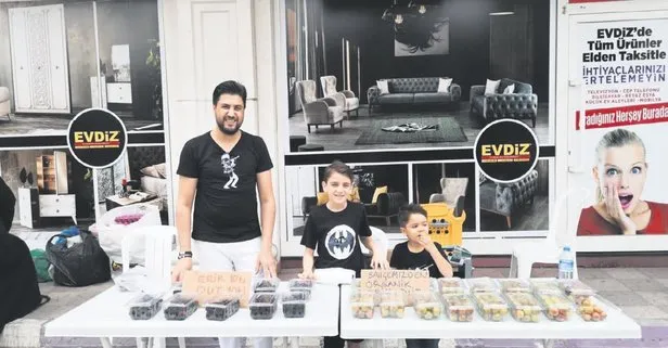 Serkan Çağrı, Çatalca Halk Pazarı’nda çocuklarıyla birlikte satış yaptı!