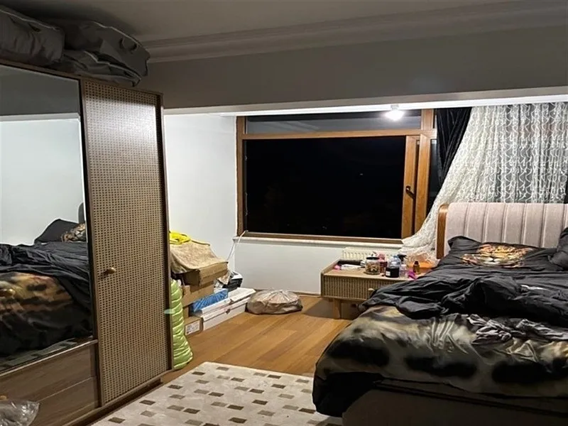 Sanatçı Güllü'nün düştüğü cam