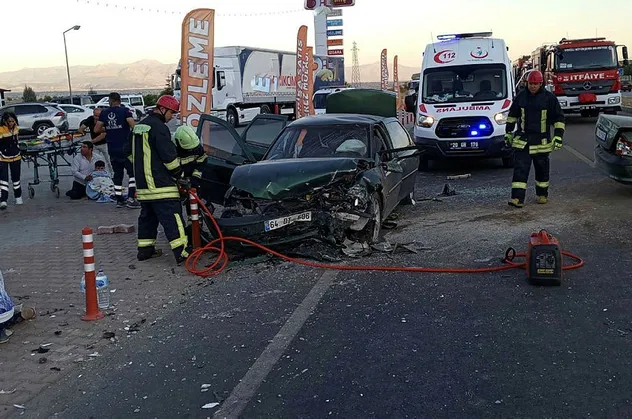 Denizli'de korkunç kaza! Lastiği patlayan araç dehşet saçtı: 1 bebek öldü, 3'ü çocuk 9 kişi yaralandı